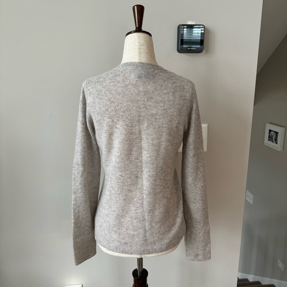Tahari Pure Luxe 100% Cashmere V-Neck Sweater - Neutral Capsule Light Gray - Picture 9 of 9
